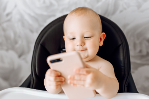 Efectos del móvil en bebés: proteger el desarrollo infantil